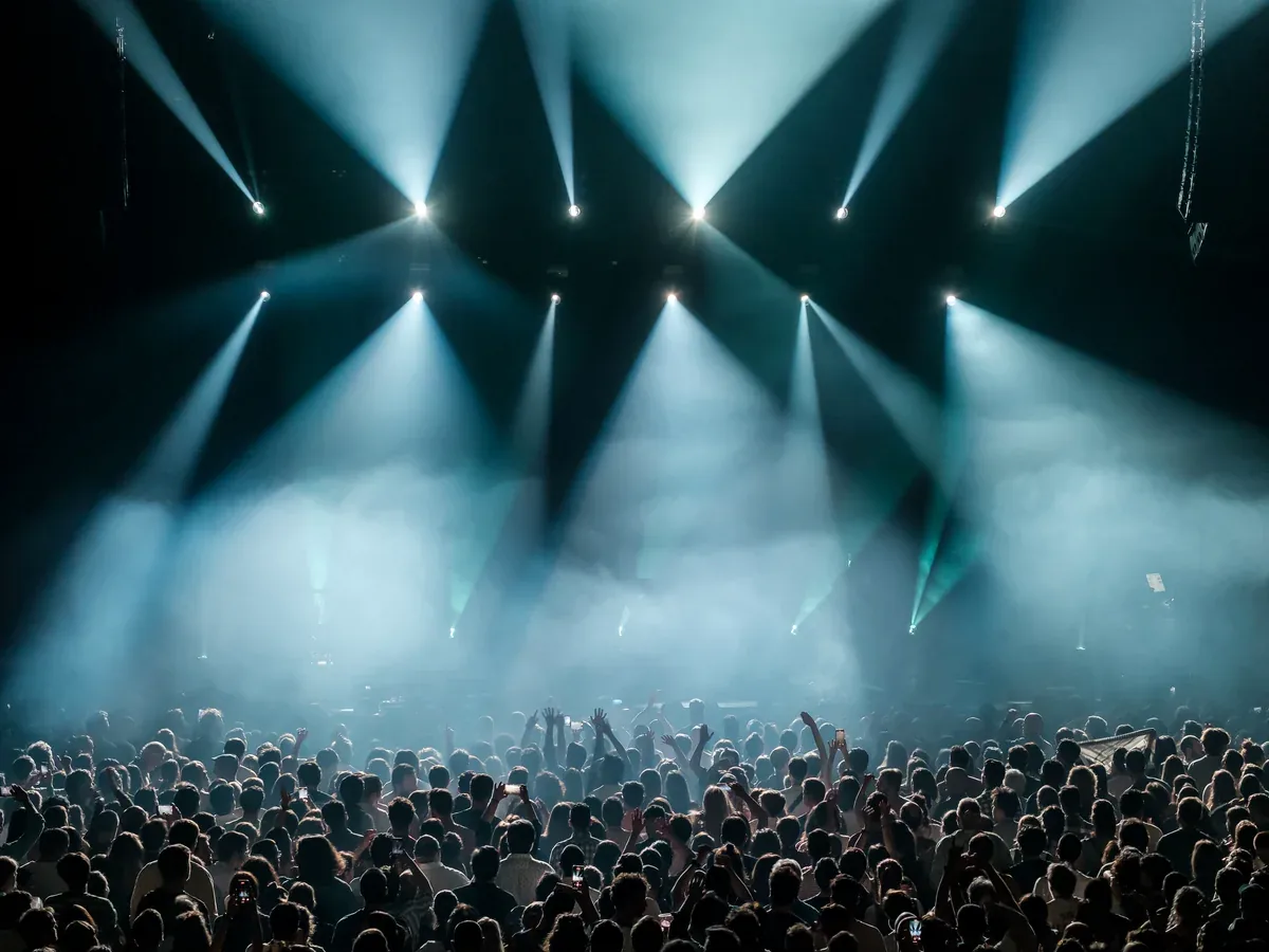 Grande foule sous des lumières de scène immersives