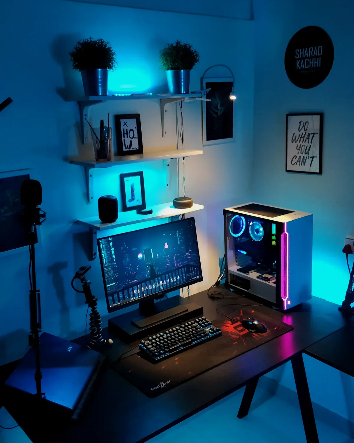 Studio de création avec éclairage LED bleu et matériel audiovisuel
