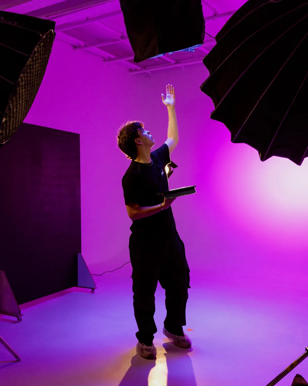Créateur dans un studio équipé de lumières professionnelles