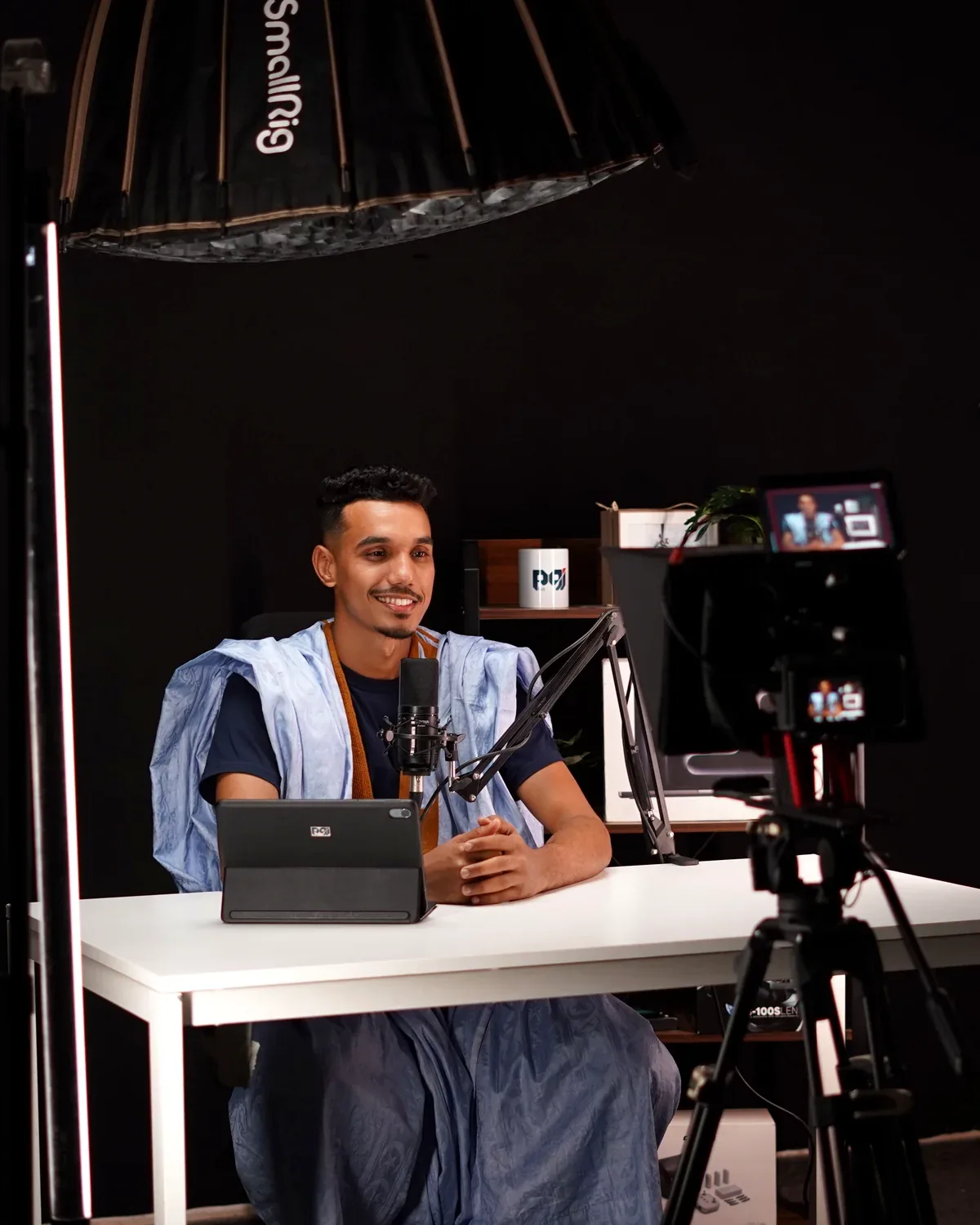 Créateur enregistrant une vidéo dans un studio professionnel